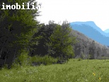 Am de vanzare un teren la munte pe malul lacului